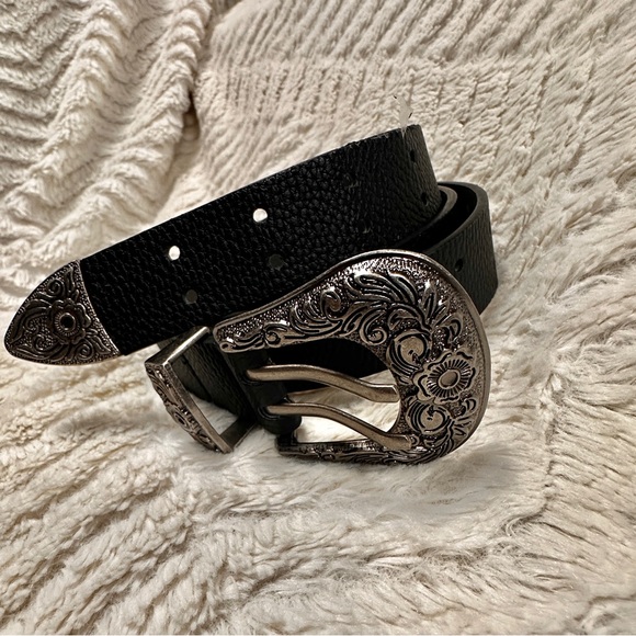 unbranded Accessories - Black Leather Belt with Silver Buckle